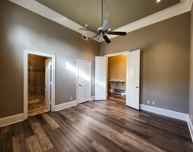 2510 Travis Street - Photo Thumbnail 3