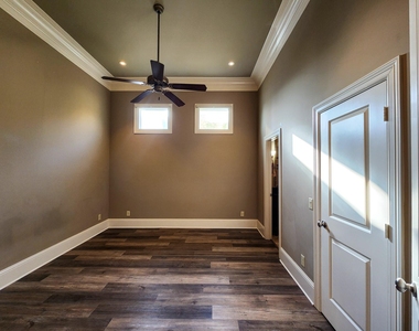2510 Travis Street - Photo Thumbnail 2