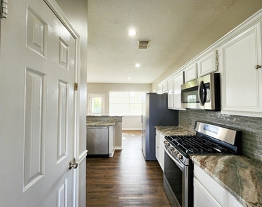 2412 N Mission Circle - Photo Thumbnail 6