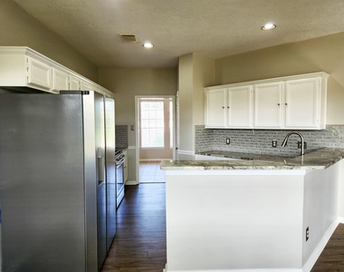 2412 N Mission Circle - Photo Thumbnail 8