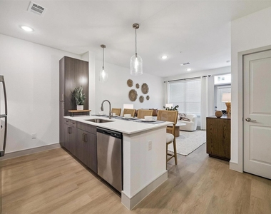 13959 Hillcroft Ave - Photo Thumbnail 4