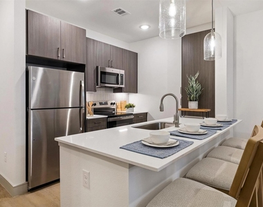 13959 Hillcroft Ave - Photo Thumbnail 3