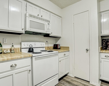 7006 Zieglers Grove - Photo Thumbnail 6