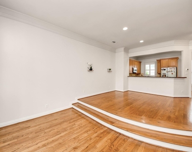 1912 Greenwich Place Drive - Photo Thumbnail 7