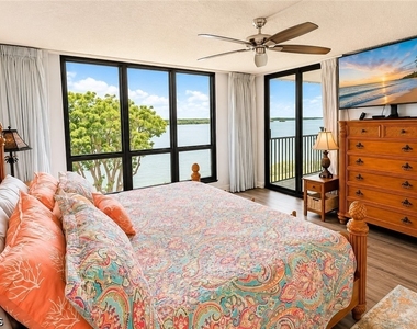 4203 Bay Beach Lane - Photo Thumbnail 10