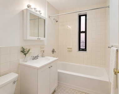 West 186th Street - Photo Thumbnail 4