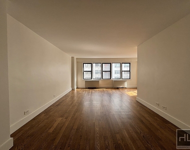 East 63 Street - Photo Thumbnail 4