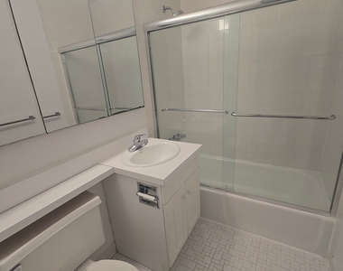 West 52nd Street - Photo Thumbnail 4