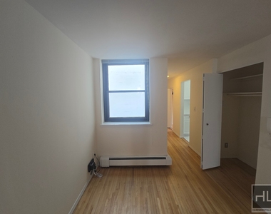 West 52nd Street - Photo Thumbnail 3
