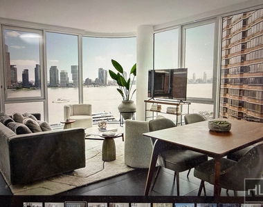 1st Avenue - Photo Thumbnail 2