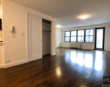 E 82 St - Photo Thumbnail 1