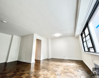E 16 St - Photo Thumbnail 1