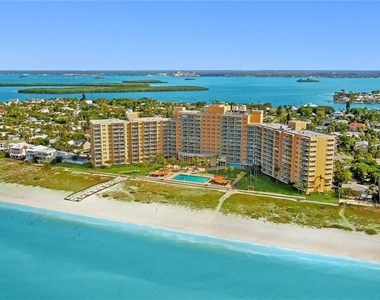 880 Mandalay Avenue - Photo Thumbnail 1
