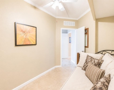 880 Mandalay Avenue - Photo Thumbnail 15