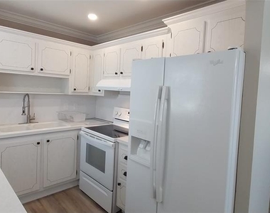 1811 Bedford Lane - Photo Thumbnail 6