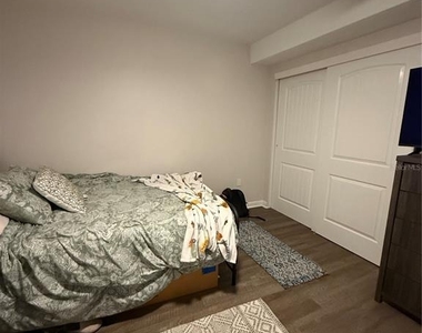 14405 Burgundy Square - Photo Thumbnail 6