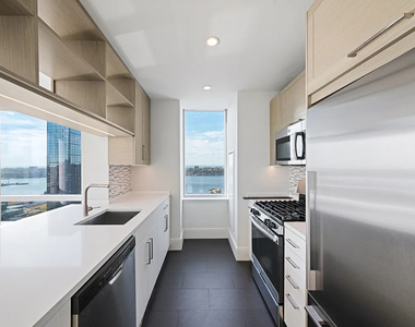 555 10th Avenue - Photo Thumbnail 2