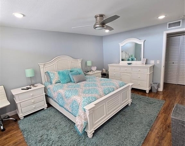 7600 Sun Island Drive S - Photo Thumbnail 10