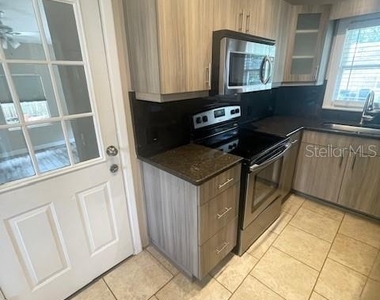 102 W Elm Street - Photo Thumbnail 16
