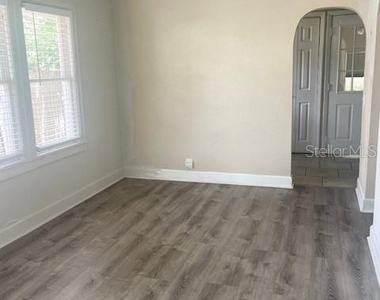 102 W Elm Street - Photo Thumbnail 10