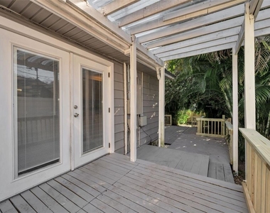 1122 E Oakwood Street - Photo Thumbnail 10