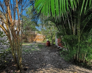 1122 E Oakwood Street - Photo Thumbnail 14