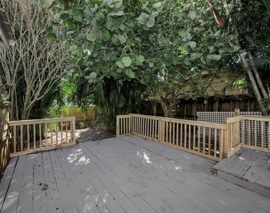 1122 E Oakwood Street - Photo Thumbnail 12