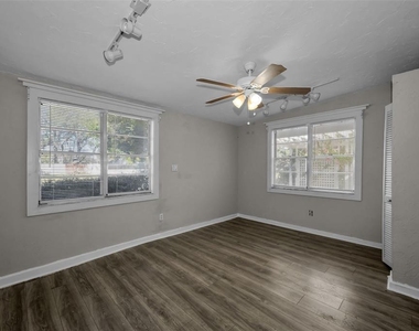 1122 E Oakwood Street - Photo Thumbnail 9