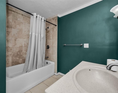 1122 E Oakwood Street - Photo Thumbnail 8