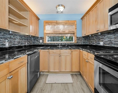 1122 E Oakwood Street - Photo Thumbnail 6