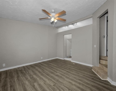 1122 E Oakwood Street - Photo Thumbnail 7