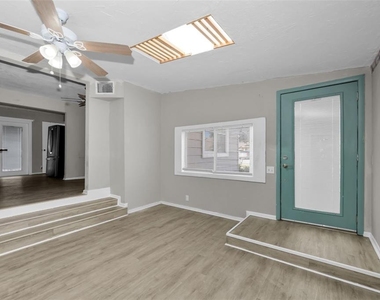 1122 E Oakwood Street - Photo Thumbnail 2