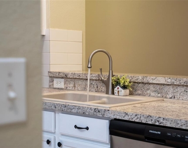 10612 Savannah Wood Drive - Photo Thumbnail 13