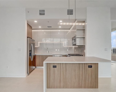 150 E Robinson Street - Photo Thumbnail 7