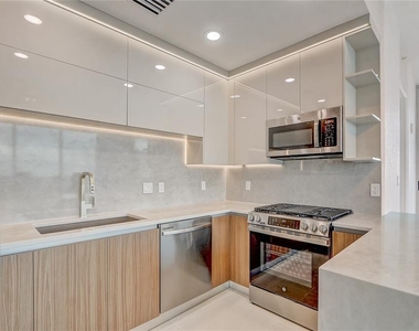 150 E Robinson Street - Photo Thumbnail 8