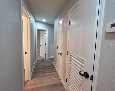 2104 Crill Avenue - Photo Thumbnail 16