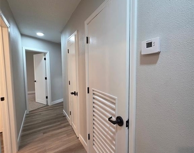 2104 Crill Avenue - Photo Thumbnail 17