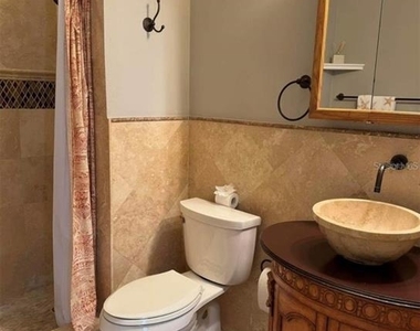 611 Campus Street - Photo Thumbnail 11