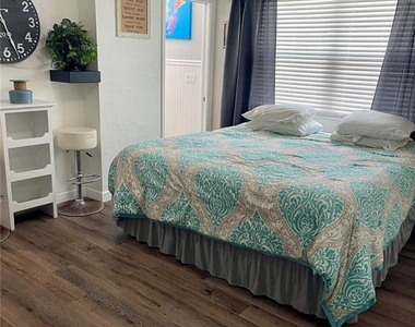 5242 Riverside Drive - Photo Thumbnail 13