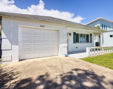5242 Riverside Drive - Photo Thumbnail 3