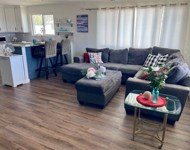 5242 Riverside Drive - Photo Thumbnail 16