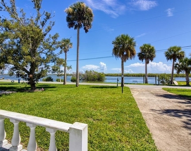 5242 Riverside Drive - Photo Thumbnail 4