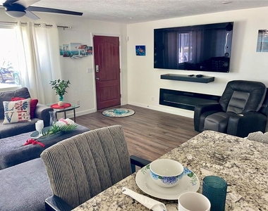 5242 Riverside Drive - Photo Thumbnail 15