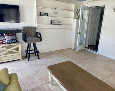 5242 Riverside Drive - Photo Thumbnail 7
