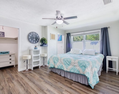 5242 Riverside Drive - Photo Thumbnail 13