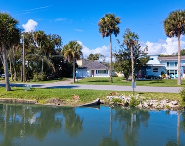 5242 Riverside Drive - Photo Thumbnail 2