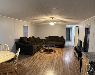 210 Se Hardin Court - Photo Thumbnail 2