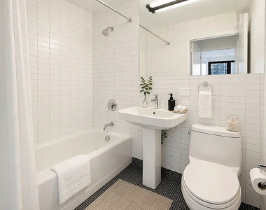 222 east - Photo Thumbnail 2