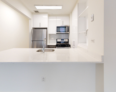 10 Hanover Square - Photo Thumbnail 1