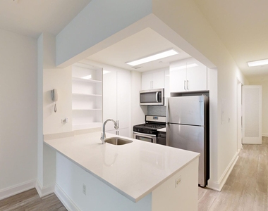 10 Hanover Square - Photo Thumbnail 1